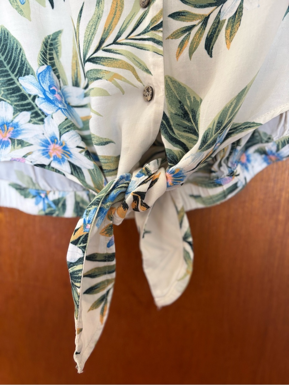 Medium American Eagle Cream Cropped Tropical Tie Front Button Up Top - Picture 5 of 16